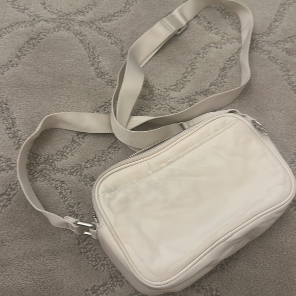 Lululemon camera bag in white opal great condition - Picture 2 of 5